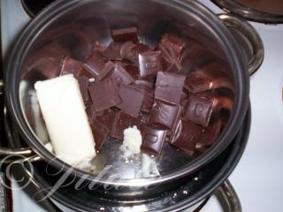 Zchladlou buchtu polijeme čokoládovou polevou, kterou si připravíme tak, že nad párou necháme rozehřát čokoládu na vaření společně s Omegou nebo jiným 100% tukem. 
