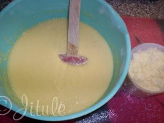 Do zbytku drobenky přidáme vejce, prášek do pečiva, vanilkový cukr, mléko a vymícháme těsto. 