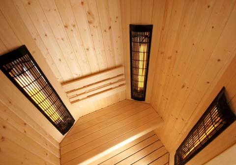 Infrasauna na zahradě a její výhody oproti finské sauně