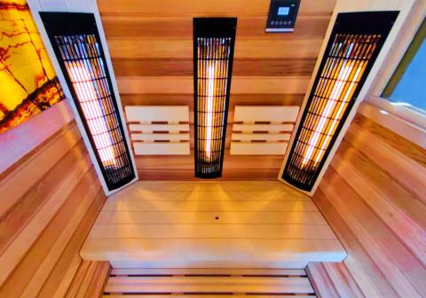 Infrasauna na zahradě a její výhody oproti finské sauně