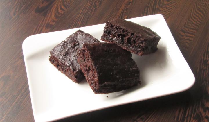Jak upéct vláčné čokoládové řezy z červené řepy a jogurtu | recept Jak upéct vláčné čokoládové řezy z červené řepy a jogurtu | recept