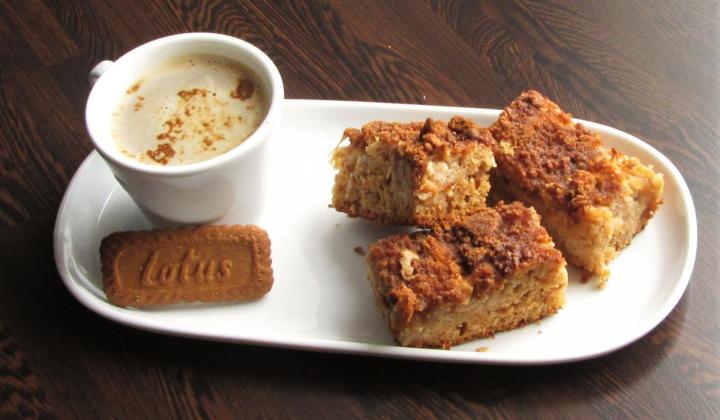Jak upéct jednoduchý jablečný koláč z Lotus sušenek | recept na rychlý jablečný koláč na plech Jak upéct jednoduchý jablečný koláč z Lotus sušenek | recept na rychlý jablečný koláč na plech