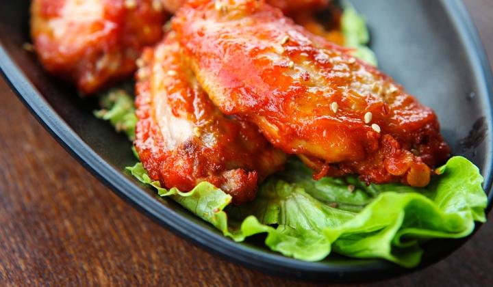 Jak udělat pivní křídla s hermelínovým dipem | recept