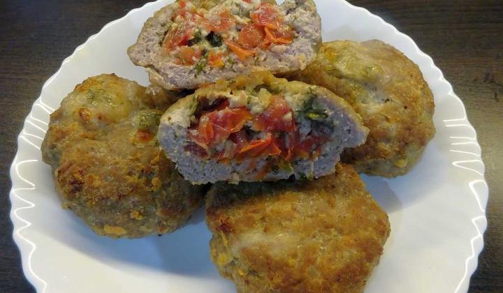 Jak udělat plněné placičky z mletého masa s rajčaty, sýrem a koprem | recept Jak udělat plněné placičky z mletého masa s rajčaty, sýrem a koprem | recept