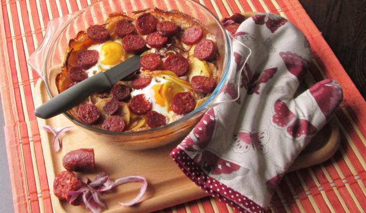 Jak připravit zapečenou čabajku s bramborami a vajíčkem | recept Jak připravit zapečenou čabajku s bramborami a vajíčkem | recept