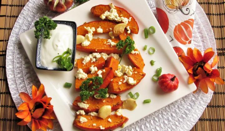 Jak upéct dýni hokaido s balkánským sýrem a česnekem | recept Jak upéct dýni hokaido s balkánským sýrem a česnekem | recept