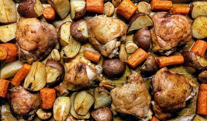 Jak upéct kuřecí paličky s rozmarýnem s pečenými bramborami a mrkví | recept Jak upéct kuřecí paličky s rozmarýnem s pečenými bramborami a mrkví | recept