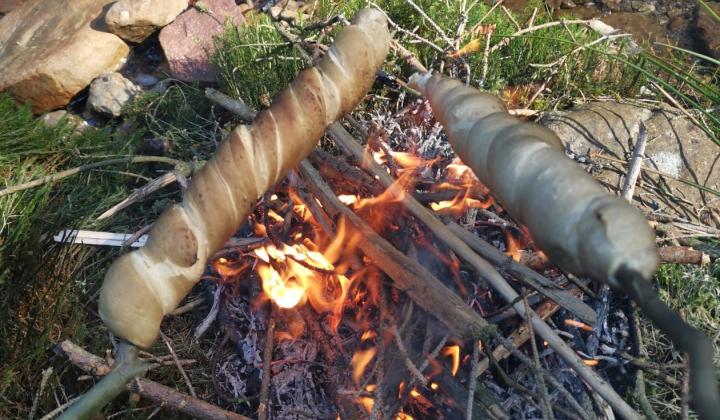 Jak si upéct hada z těsta na ohýnku | recept s návodem Jak si upéct hada z těsta na ohýnku | recept s návodem