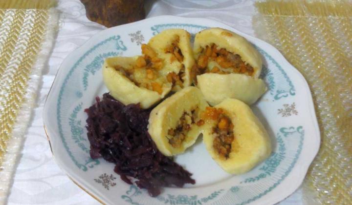 Jak uvařit bramborové knedlíky se škvarkovou náplní | recept