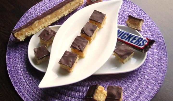Domácí Snickers kostky Jak z čokolády, arašídů a karamelového krému připravit domácí Snickers kostku | recept