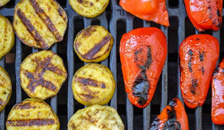 Zelenina ze zahrádky svádí ke kuchtění. Nejlepší recept na bramboráky placičky z cukety a paprika na grilu