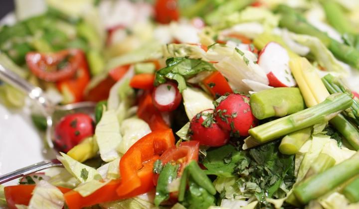 Jak připravit jarní ředkvičkový salát | recept Jak připravit jarní ředkvičkový salát | recept