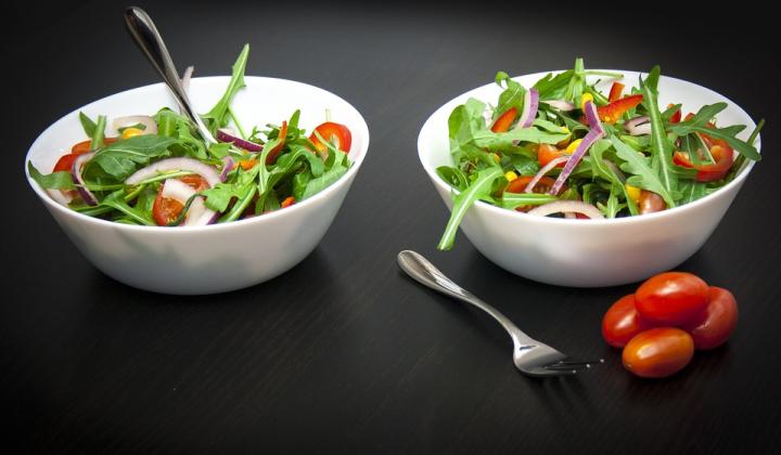 Jak připravit zeleninový salát s rukolou a jogurtem | recept