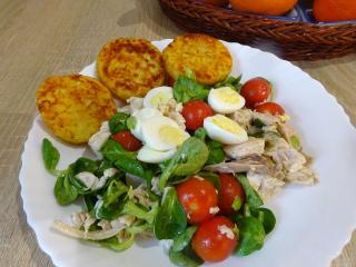 Jak namíchat salát z kuřecího masa, polníčku a rajčat | recept