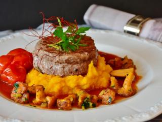 Jak připravit hovězí steak s neapolskou omáčkou | recept Jak připravit hovězí steak s neapolskou omáčkou | recept