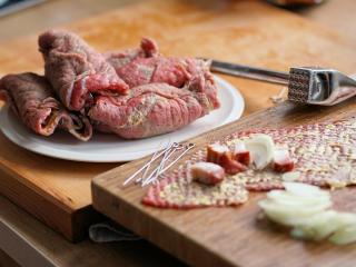 Jak připravit hovězí závitky s hlávkovým zelím a žampiony | recept Jak připravit hovězí závitky s hlávkovým zelím a žampiony | recept