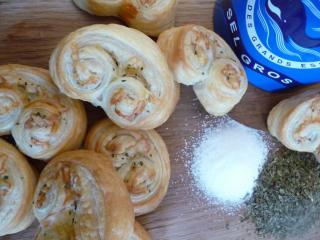 Jak připravit slaná „ouška“ z listového těsta, pesta a šunky | recept z listového těsta Jak připravit slaná „ouška“ z listového těsta, pesta a šunky | recept z listového těsta
