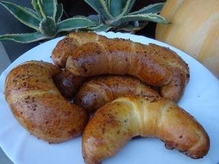 Jak upéct rohlíčky z kynutého těsta s náplní | recept na slané i sladké pečivo Jak upéct rohlíčky z kynutého těsta s náplní | recept na slané i sladké pečivo