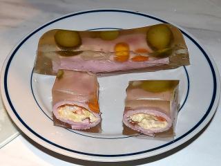 Jak připravit šunkové závitky v aspiku | recept Jak připravit šunkové závitky v aspiku | recept