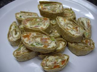 Jak přichystat tortillovou roládu s lososem | recept Jak přichystat tortillovou roládu s lososem | recept