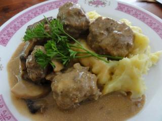 Jak uvařit kuličky z mletého masa v houbové omáčce | recept Jak uvařit kuličky z mletého masa v houbové omáčce | recept