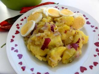 Jak připravit tradiční vídeňský bramborový salát | recept