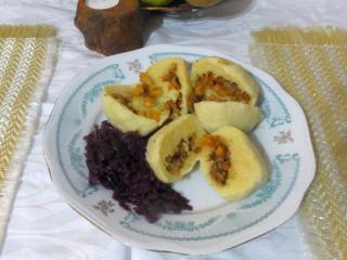 Jak uvařit bramborové knedlíky se škvarkovou náplní | recept Jak uvařit bramborové knedlíky se škvarkovou náplní | recept