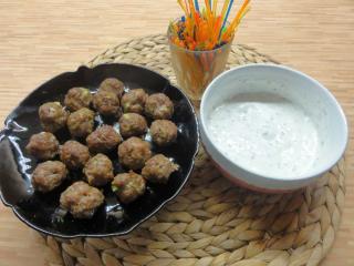 Jak udělat masové jednohubky s kořeněným dipem | recept Jak udělat masové jednohubky s kořeněným dipem | recept