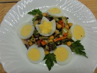 Jak namíchat pestrý zeleninový salát s vejci | recept Jak namíchat pestrý zeleninový salát s vejci | recept