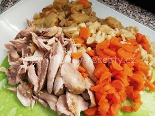 Kuřecí vývar z pomalého hrnce | pokrájená zelenina a maso do polévky