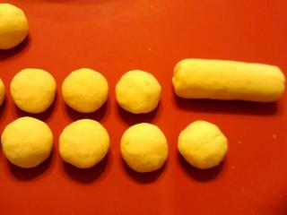 Jak uvařit výborný bramborový knedlík | recept Jak na tvar knedlíků Těsto si rozdělte na menší díly. Vytvořte šišky, které budou mít průměr cca 5 cm. Nedělejte šišky příliš široké, mohlo by se stát, že knedlík bude uvnitř nedovařený.