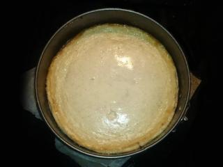 Jak upéct skořicový tvarohový dort | recept Celou dortovou formu vytřeme máslem, aby se nám kraje nepřichytily. Troubu si rozehřejme na 180 °C a připravíme si další vrstvu našeho dortu. Tvaroh ušleháme dohladka, přidáme cukr, vanilkové cukry, 1 – 2 lžíce skořice, 3 kapky vanilkového aroma, šťávu z citronu, podmáslí a na závěr zašleháme vajíčko.