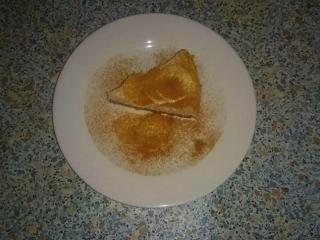Jak upéct skořicový tvarohový dort | recept Po vytáhnutí z trouby necháme dort pozvolna chladnout, po vychladnutí ho přikryjeme alobalem a vložíme do lednice. Servírujeme s nakrájeným banánem, který zasypeme troškou skořice. Dobrou chuť přeji.