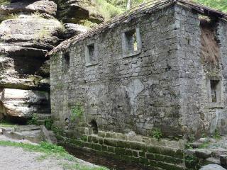 Jak poznat Česko-saské Švýcarsko | tipy Původně měla plavba tři úseky. Až do druhé světové války byli turisté dopravováni až k tak zvanému Dolskému mlýnu. Odtamtud byly loďky sváženy dolů koňskými potahy. Plavba nebyla obnovena. Dolský mlýn, kam lze podniknout další výlet, zná asi každý člověk v republice. V roce 1952 zde byly natáčeny scény do filmu Pyšná princezna (Alena Vránová, pracující Krasomila na útěku, si pomoučí tvářičku, aby ji zbrojnoši nepoznali). Mlýn je v současné době ve stadiu rozvalin.