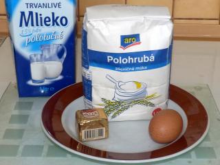 Jak udělat kynuté borůvkové knedlíky | recept Na přípravu domácích kynutých borůvkových knedlíků potřebujeme čerstvé borůvky, případně borůvky zavařené ve vlastní šťávě. Trochu riskantní je použití borůvek mražených, hrozí sražení těsta. Ale v zásadě lze použít i zmrazené ovoce (jen je musíme nechat povolit). Dále potřebujeme suroviny na přípravu jednoduchého kynutého těsta.