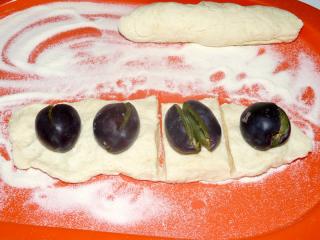 Jak připravit švestkové knedlíky z tvarohového těsta | recept