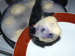 Jak udělat kynuté borůvkové knedlíky | recept Uvařené borůvkové knedlíky vyndáváme zase jeden po druhém z vody a každý hned několikrát propíchneme, aby se nesrazily (uvolní se tak pára uvnitř knedlíku). Skládáme je do mísy a trochu pomastíme máslem, aby se neslepovaly. Podáváme je sypané cukrem, perníkem nebo tvarohem s trochou rozpuštěného másla. Můžeme také polít přislazenou zakysanou smetanou nebo zdobit i šlehačkou, ale pravou, ta ze spreje rychle zřídne.