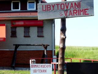 Jak poznat Osoblažsko | tipy Mezi poli vede pěkná cestička. Přejdeme přes trať – už na první pohled vidíme, že jsou koleje nezvykle blízko sebe. Dojdeme do obce Liptaň, kde můžeme pojíst, případně se i ubytovat. Jestli máme dost sil, vyběhneme ještě na rozhlednu Strážnice. Jestli budeme bivakovat, jdeme dál po modré a vyhlédneme si příhodné místo k přespání.