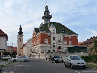 Jak poznat Slovácko | tipy Cesta ze Skalice vede po značené cyklo cestě kolem jezer (možné občerstvení). U nich odbočíme na severozápad a po rovné cestě po hrázi poldru se dostaneme k Moravě, která tvoří státní hranici. A jsme na jižním okraji Hodonína. Okresní město je velmi příjemné, pěkně opravené. Takže si je dobře prohlédneme a ukončíme v něm předposlední etapu. Ubytování buď v některém z mnoha penzionů, nebo bivak v oblasti rybníků v západním směru za městem.