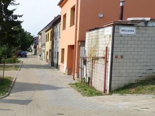 Jak poznat Slovácko | tipy Po necelých třech kilometrech za obcí Hrušky odbočíme vpravo a přejdeme hlavní trať. Po zpevněné cestě podejdeme dálnici, pak železniční trať. Podél ní dojdeme k břeclavském nádraží. Záleží na našem čase a silách, zda si pěkné okresní město prohlédneme, anebo nasedneme na vlak a s vědomí stovky zdolaných kilometrů výlet ukončíme (vlaky směr Brno, Olomouc, Bratislava, Vídeň).