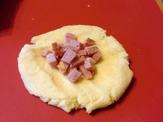 Jak uvařit výborný bramborový knedlík | recept Jak na tvar plněných knedlíků Pokud se rozhodnete knedlíky plnit, zvolte si vaši variantu velikosti knedlíku a vytvořte si placičku. Vložte náplň a knedlík dobře uzavřete, aby se vám ve vodě neotevřel. Důležité je, aby byla náplň tepelně upravená a vychladlá.