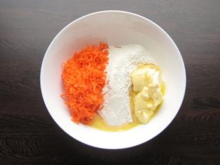 Jak uvařit výborný bramborový knedlík | recept Jak prakticky na těsto Brambory nastrouháme tak, že ½ polovina bude na jemno a ½ nahrubo. Knedlík získá pěknou a výraznou strukturu. Nebude vypadat jako uplácaná bramborová kaše. Přidáme ostatní ingredience.