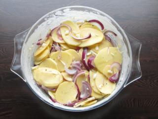 Jak připravit zapečenou čabajku s bramborami a vajíčkem | recept Jak připravit zapečenou čabajku s bramborami a vajíčkem | recept
