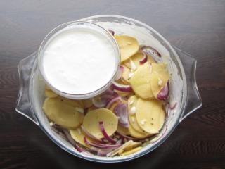 Jak připravit zapečenou čabajku s bramborami a vajíčkem | recept Jak připravit zapečenou čabajku s bramborami a vajíčkem | recept