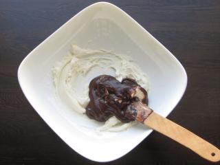 Jak upéct krémovo-čokoládový koláč ze tří ingrediencí Jak upéct krémovo-čokoládový koláč ze tří ingrediencí