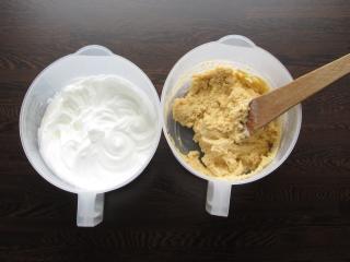 Jak upéct lahodně jemný piškot s makovým krémem ze smetanového sýru a bílé čokolády | recept Jak upéct lahodně jemný piškot s makovým krémem ze smetanového sýru a bílé čokolády | recept