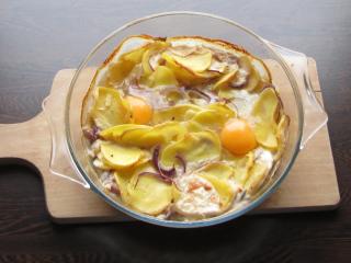Jak připravit zapečenou čabajku s bramborami a vajíčkem | recept Jak připravit zapečenou čabajku s bramborami a vajíčkem | recept