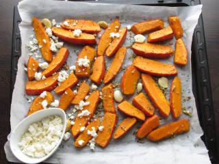 Jak upéct dýni hokaido s balkánským sýrem a česnekem | recept Jak upéct dýni hokaido s balkánským sýrem a česnekem | recept