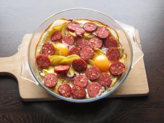 Jak připravit zapečenou čabajku s bramborami a vajíčkem | recept Jak připravit zapečenou čabajku s bramborami a vajíčkem | recept
