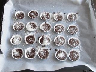 Jak na nepečené čokoládové košíčky s kokosem a marcipánem | recept
